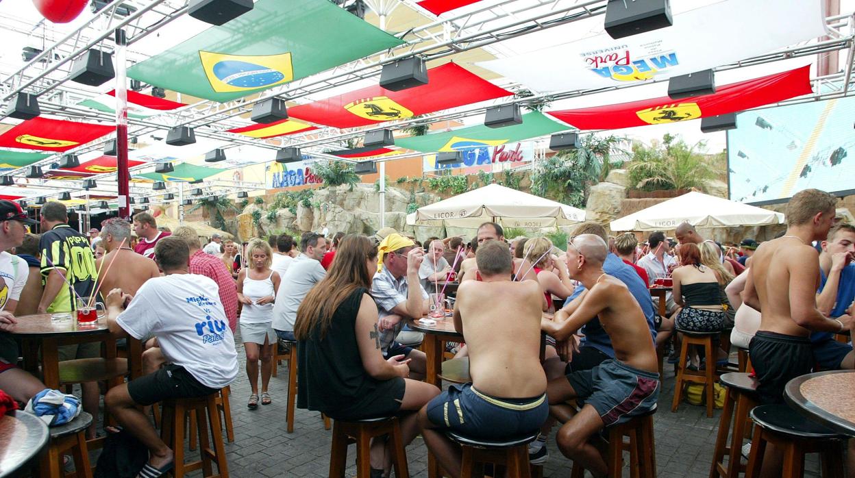 Grupos de alemanes en un bar de la Playa del Arenal de Palma