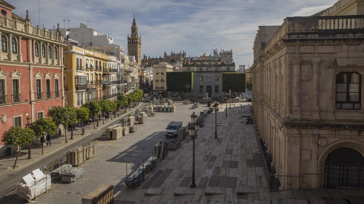 Calles y plazas desiertas durante el estado de alarma es el aspecto que han mostrado todas las ciudades andaluzas