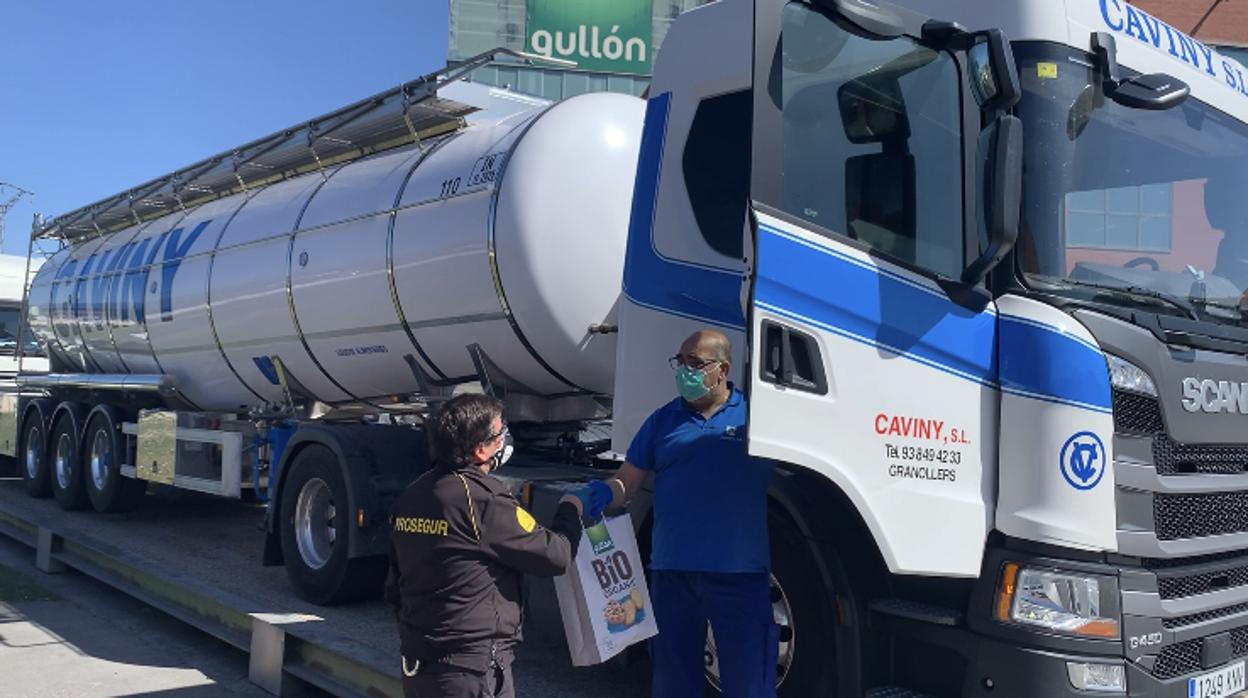 Entrega de lotes solidarios de Gullón a los transportistas