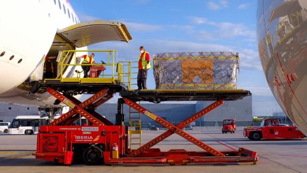 Un avión con 620.000 mascarillas para hacer frente a la amenaza del virus