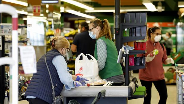 El dinero, confinado: el uso de efectivo y tarjetas cae a la mitad