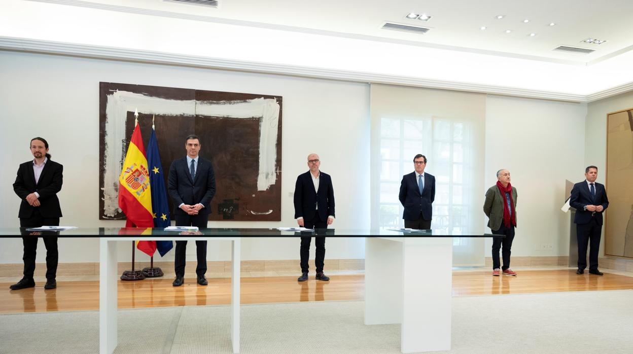 El presidente del Gobierno, Pedro Sánchez (seguro por la izda) junto a su vicepresidente segundo, Pablo Iglesias y los secretarios generales de Comisiones Obreras y UGT, más los presidentes de CEOE y Cepyme