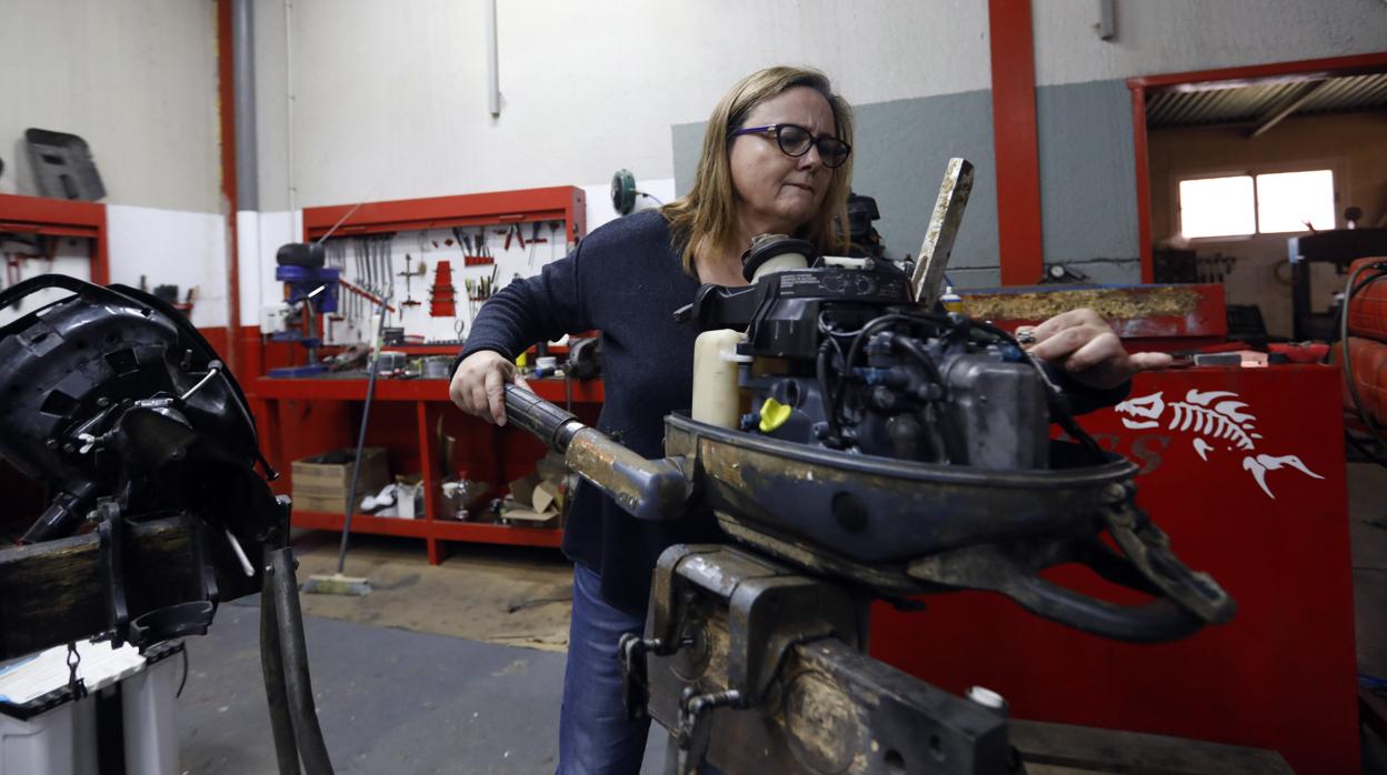 Una trabajadora autónoma en su taller de Córdoba