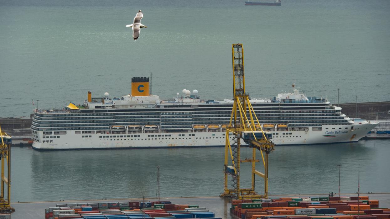 Imagen de un crucero en el puerto de Barcelona