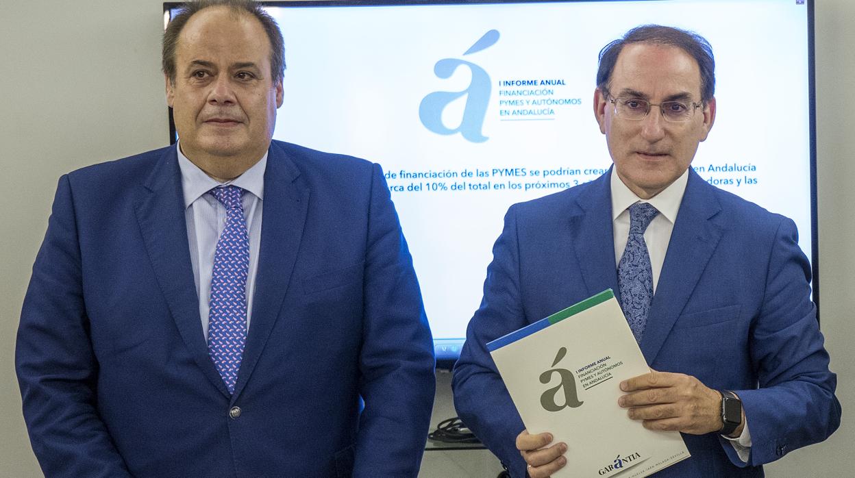 José María Vera, director general de Garántia, y Javier González de Lara, presidente de la sociedad de garantía recíproca