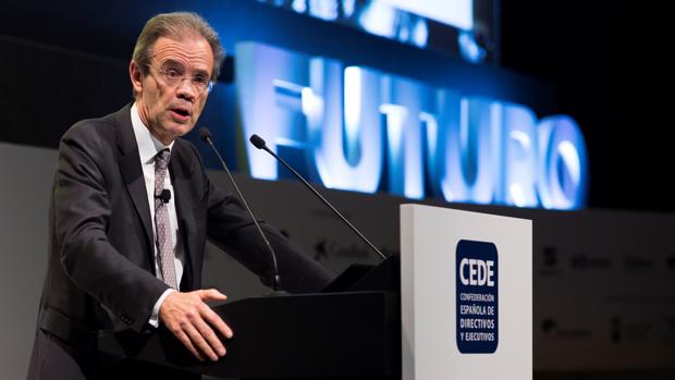 El presidente de Caixabank, Jordi Gual, ve cada vez más plausible que el PIB caiga dos dígitos este año