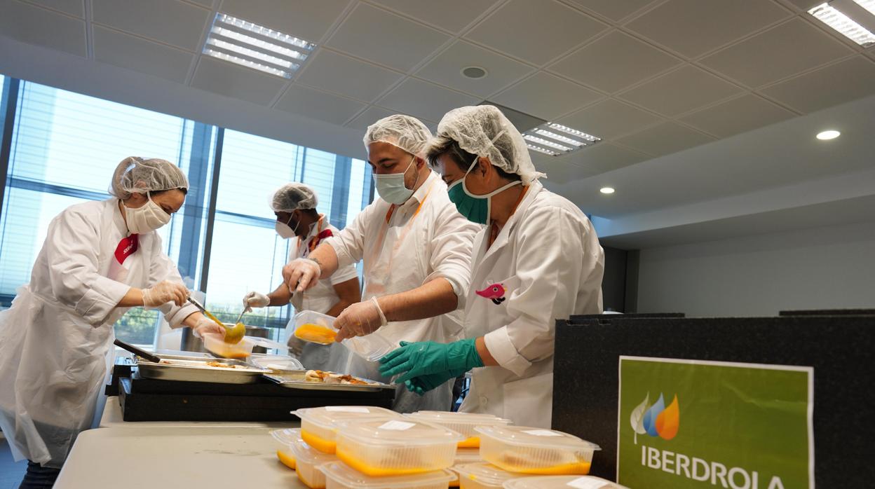 La comida se prepara en las cocinas de la compañía