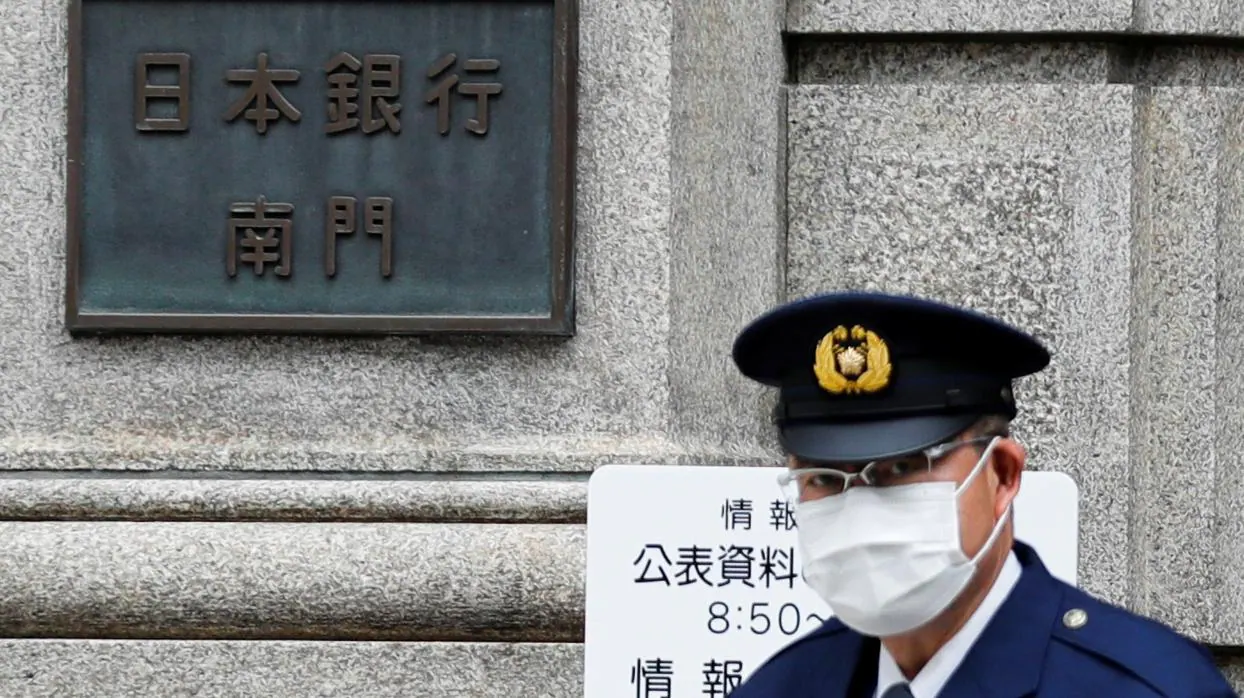 Un policía hace guardia frente a la sede del Banco de Japón