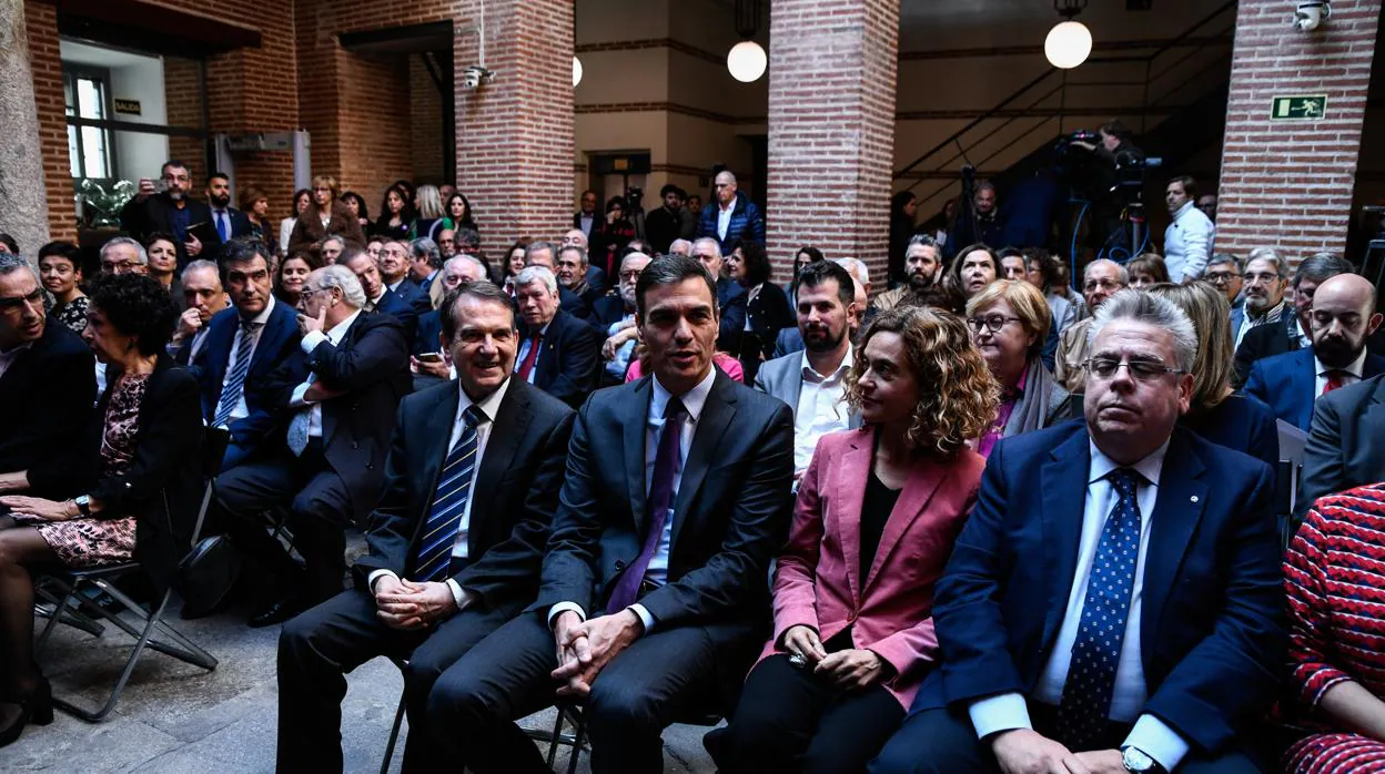 El presidente de la FEMP y alcalde de Vigo, Abel Caballero, junto al presidente del Gobierno, Pedro Sánchez, y la presidenta del Congreso de los Diputados, Meritxell Batet