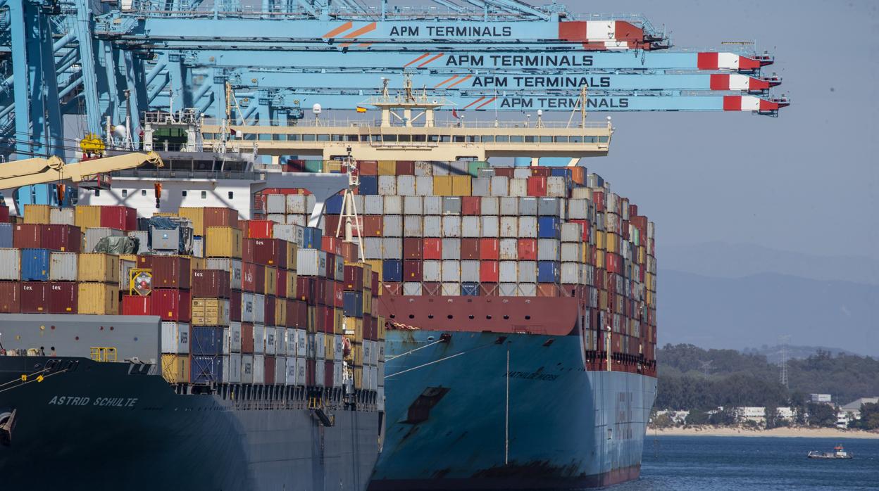 El comercio internacional de España sufrió en marzo un retroceso interanual del 14,5% en las exportaciones y del 14,4% en las importaciones