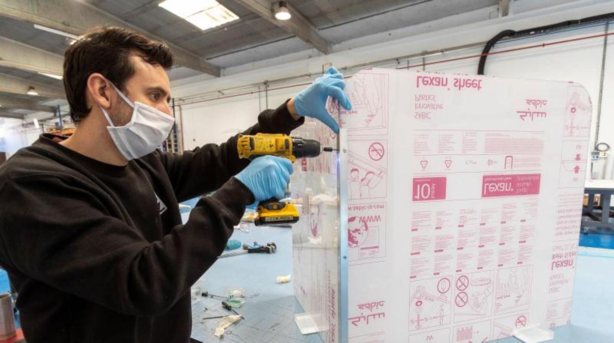 Un operario trabaja en una fábrica