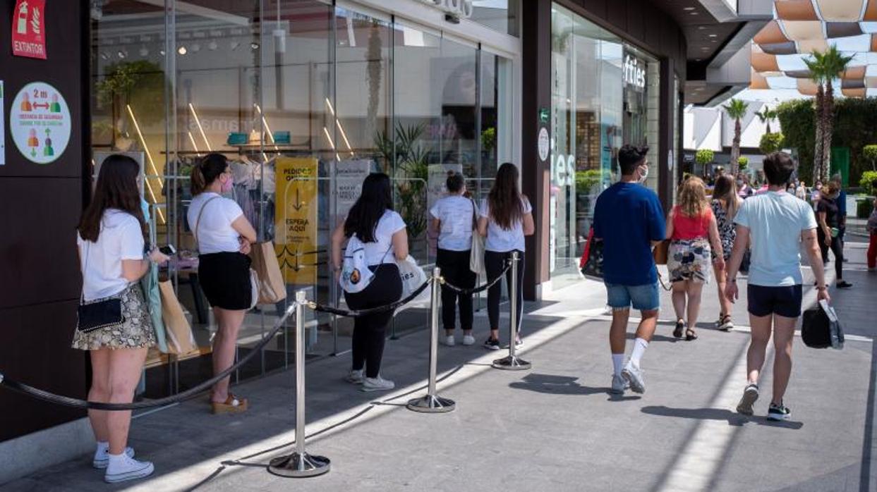 Reapertura de tiendas en el centro comercial Lagoh de Sevilla