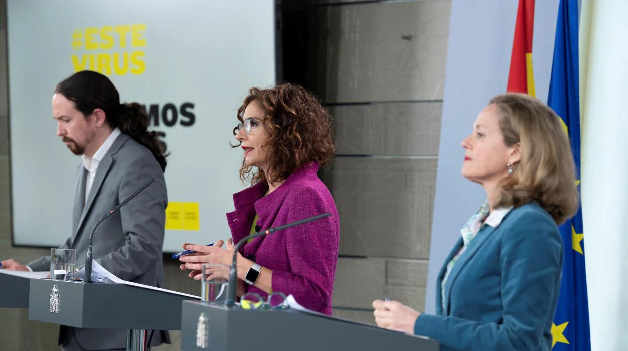 El vicepresidente segundo, Pablo Iglesias, la portavoz del Gobierno y ministra de Hacienda, María Jesús Montero, y la vicepresidenta económica, Nadia Calviño