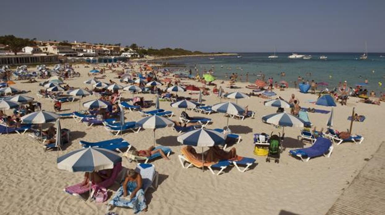 Playa en Menorca, Baleares, uno de los desinos favoritos para el turismo alemán