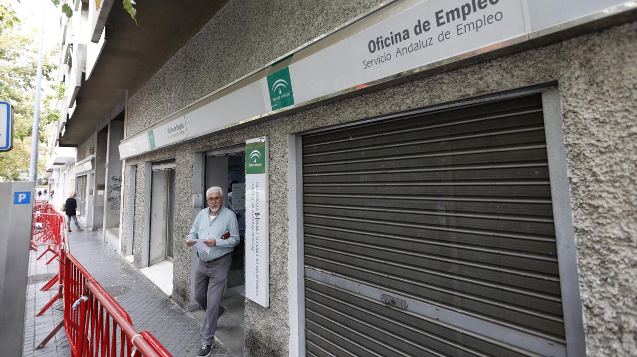 Entrada a una oficina del Servicio Andaluz de Empelo (SAE) en Córdoba