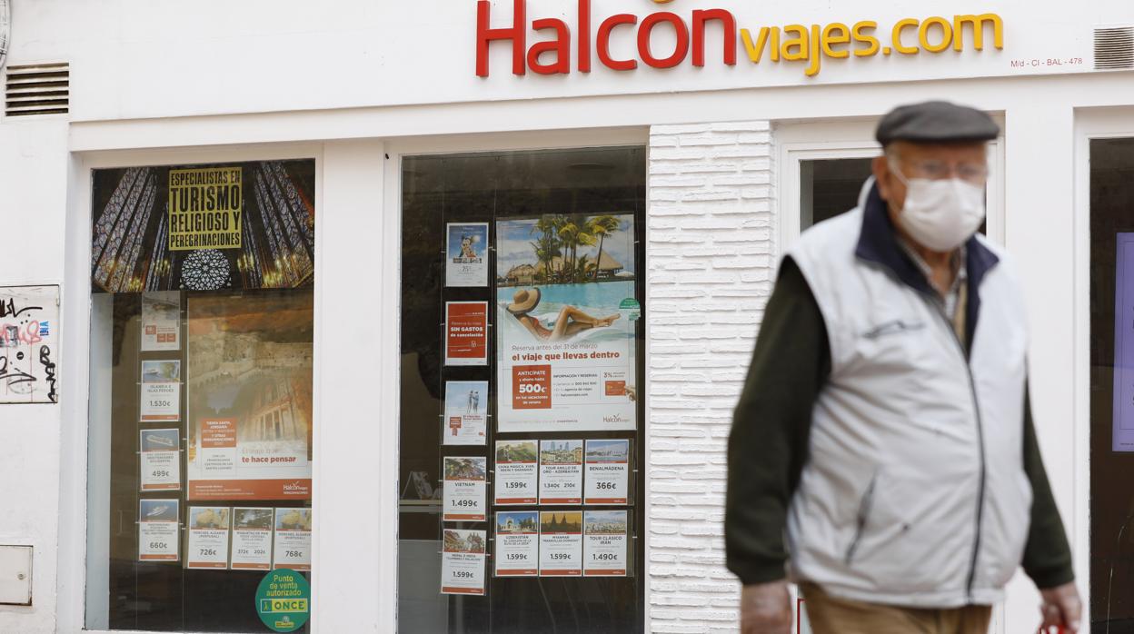 Imgen de una sucursal de Halcón Viajes (Globalia) cerrada por el Covid-19