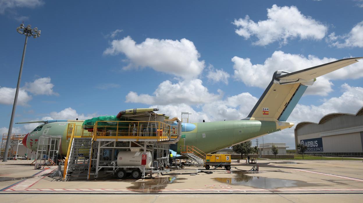 Un avión en las pistas aledañas a la planta de montaje final del A400M en Sevilla