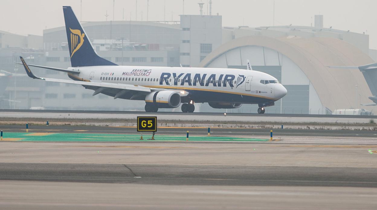 Un avión de Ryanair en el aeropuerto de Sevilla