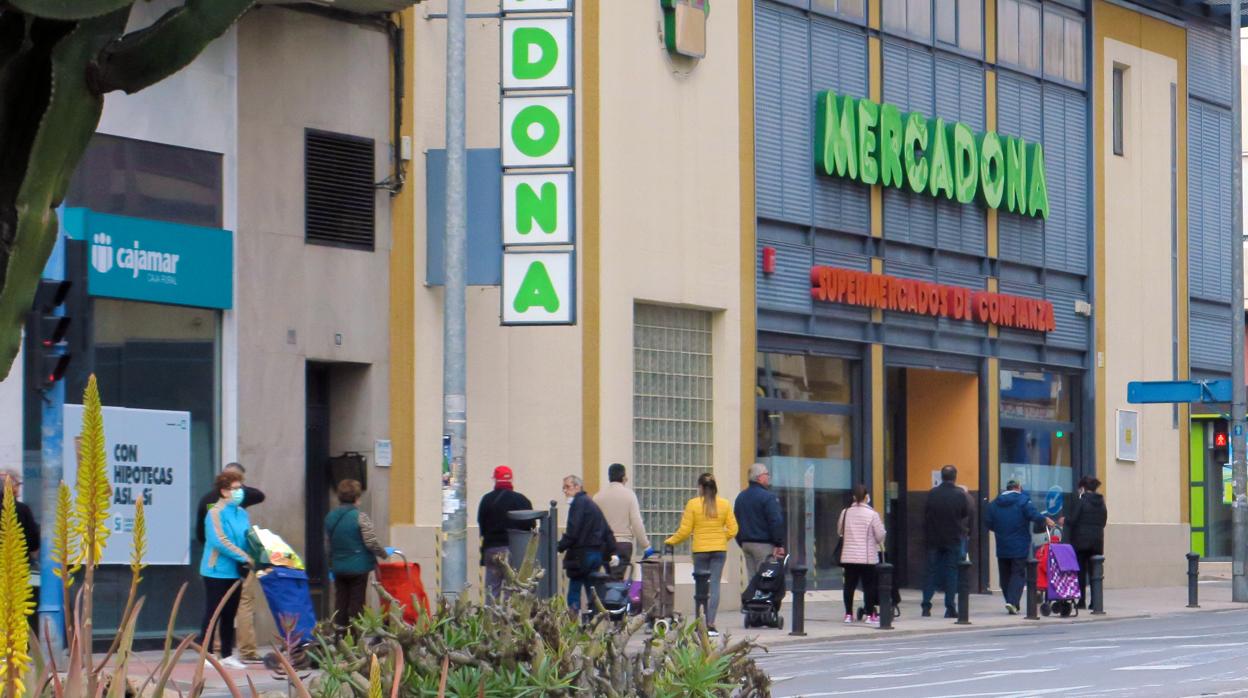 Entrada a uno de los supermercados de la cadena valenciana