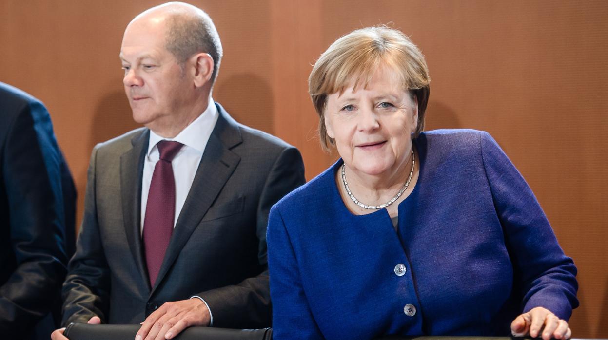 La canciller alemana, Angela Merkel, junto con el ministro de Finanzas alemán, Olaf Scholz