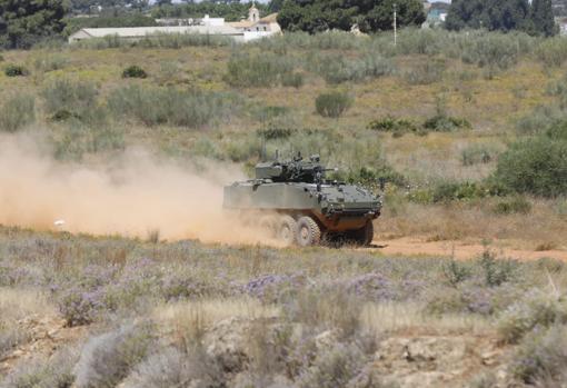 Uno de los demostradores del nuevo carro lindado hace unas maniobras sobre el terreno en las proximidades de la factoría de SBS de Alcalá de Guadaíra