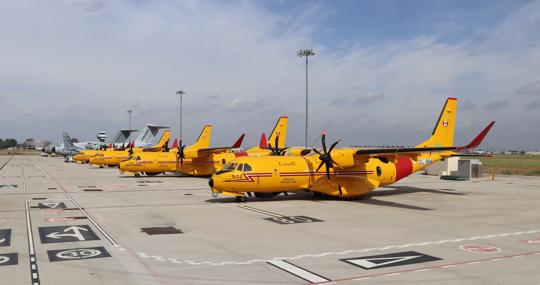 Los cuatro primeros aviones C295 del pedudo de 16 encarcado por Canadá, en la línea de vuelo de San Pablo en Sevilla