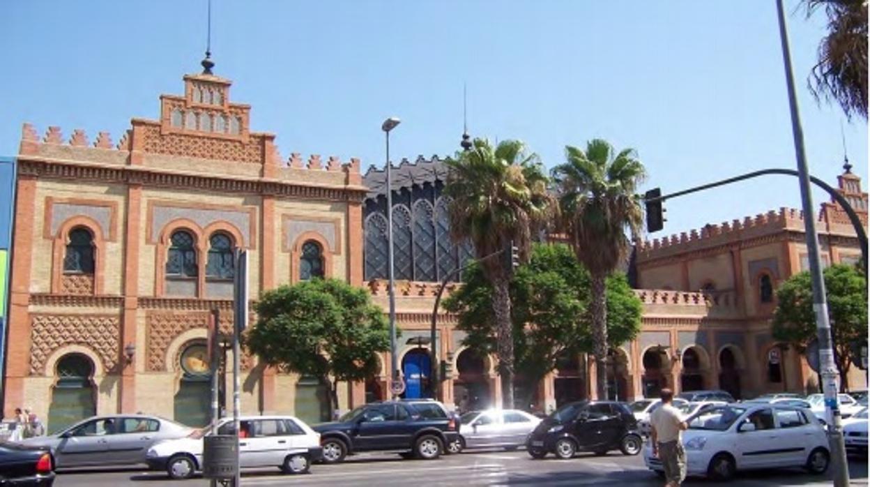 Fachada, ahora en restauración, del centro comercial Plaza de Armas