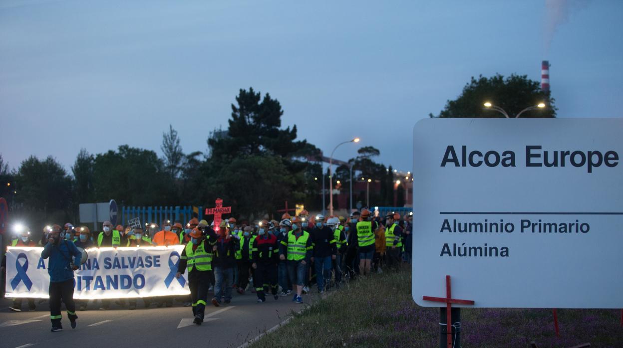 Manifestación nocturna de trabajadores de Alcoa