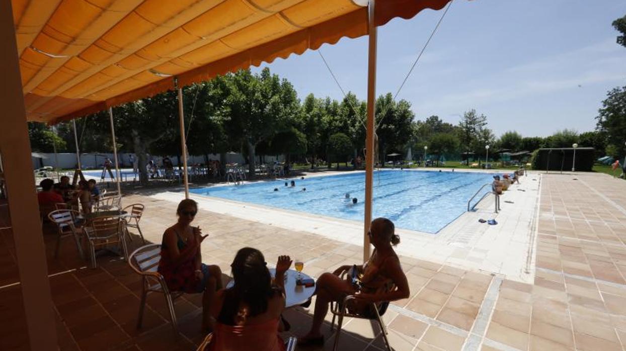 Apertura de una piscina en un club deportivo