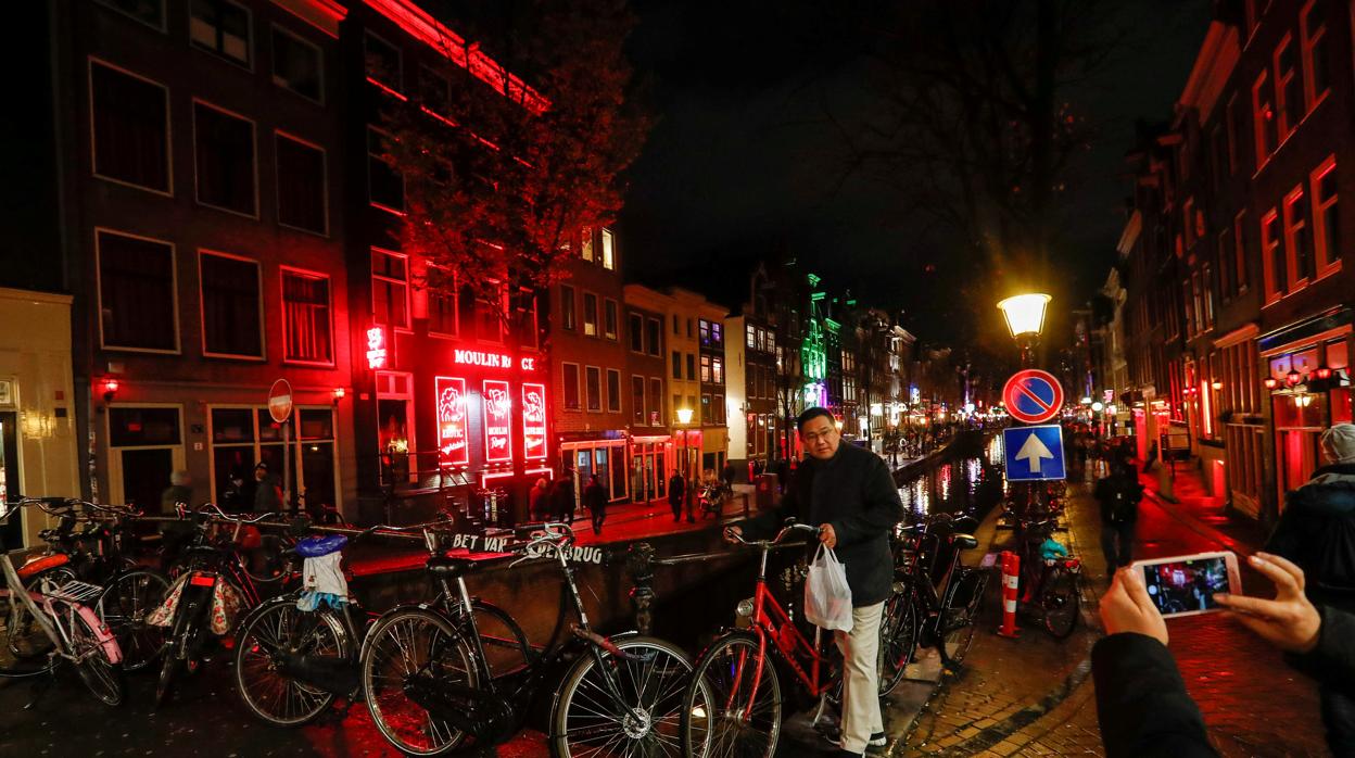 Un turista en el barrio rojo de Ámsterdam