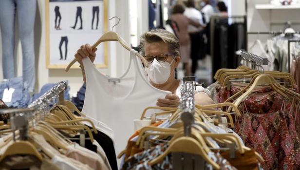 El consumo repunta un 1,2% de media durante la desescalada en España