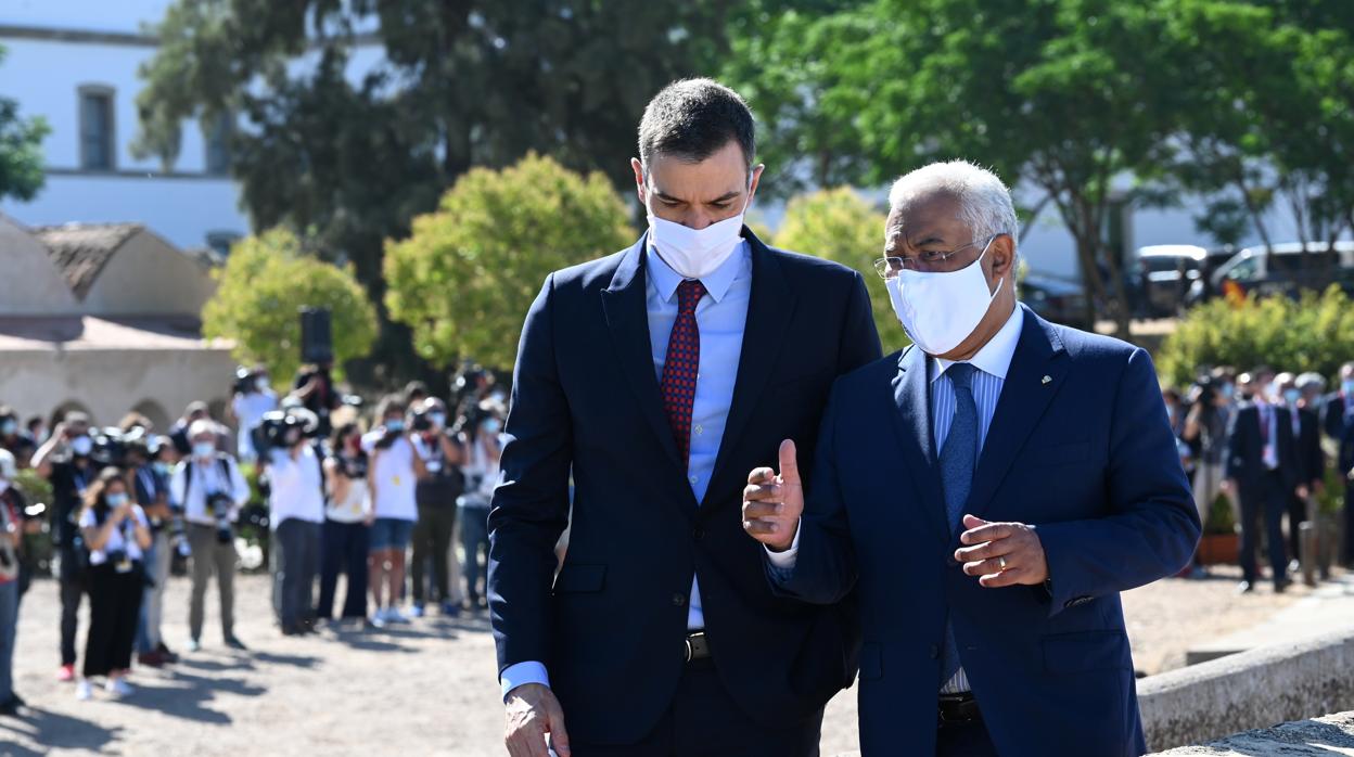 El presidente del Gobierno, Pedro Sánchez (izda), junto al primer ministro portugués, Antonio Costa (dcha)