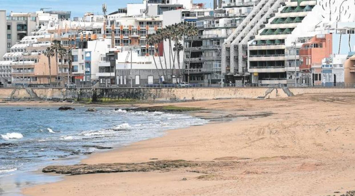 Hoteles cerrados y playas vacías en Canarias