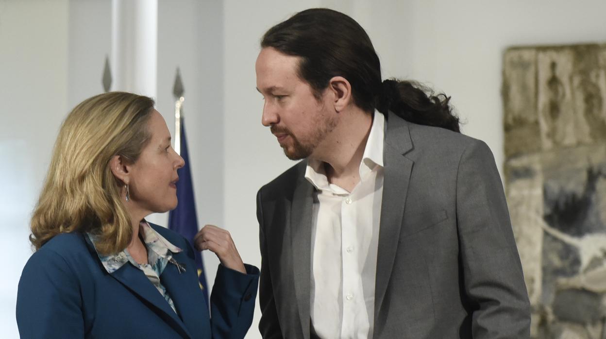 La vicepresidenta económica, Nadia Calviño, junto al vicepresidente de Asuntos Sociales, Pablo Iglesias