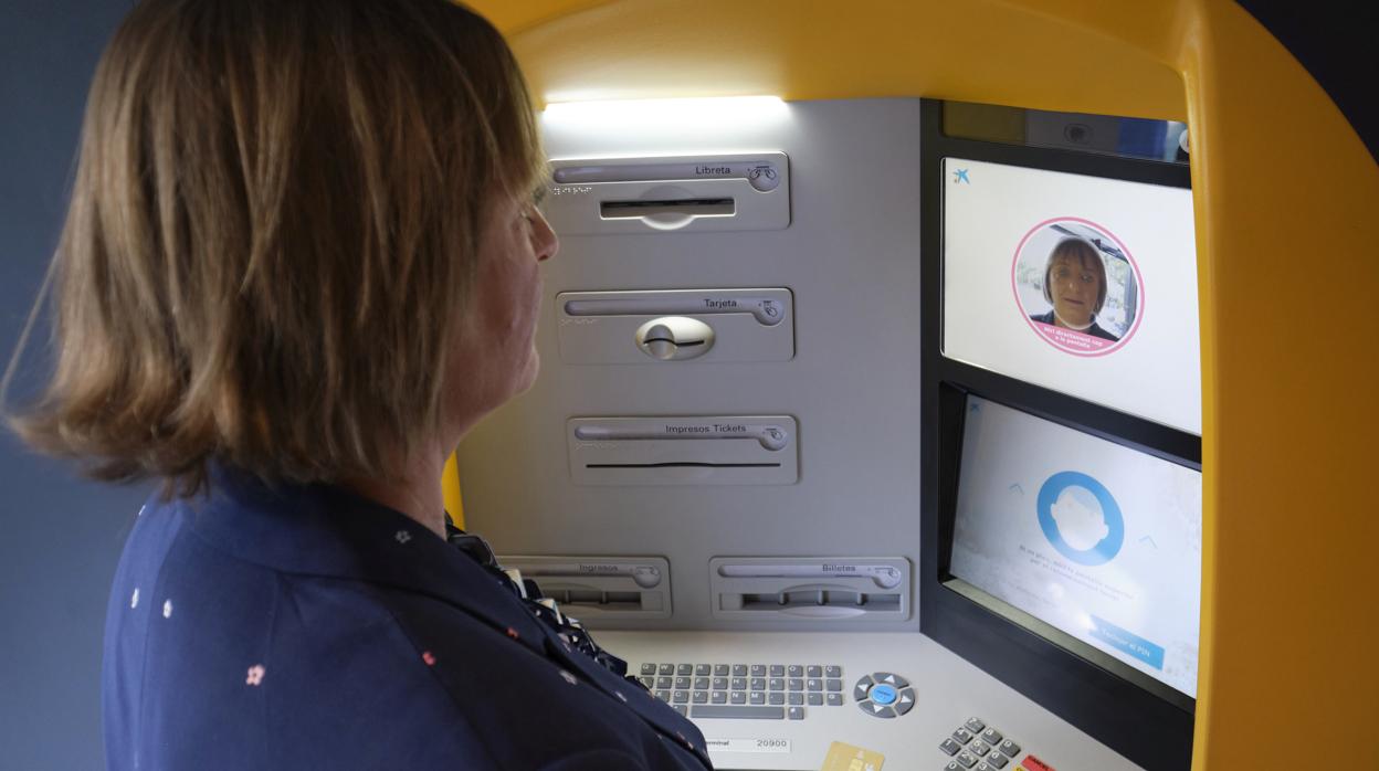 María Jesús Catalá probando el nuevo cajero con reconocimiento facial