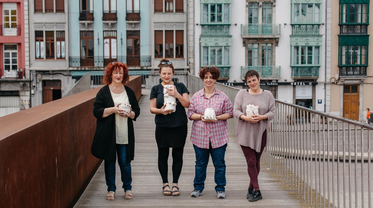 De izda. a dcha.: Ana Magallón, Eva Pérez, Maite Suárez y Lola Ibáñez posan con algunas de sus creaciones, hechas a mano y en las que dedican, como mínimo, dos semanas. No hay dos piezas iguales