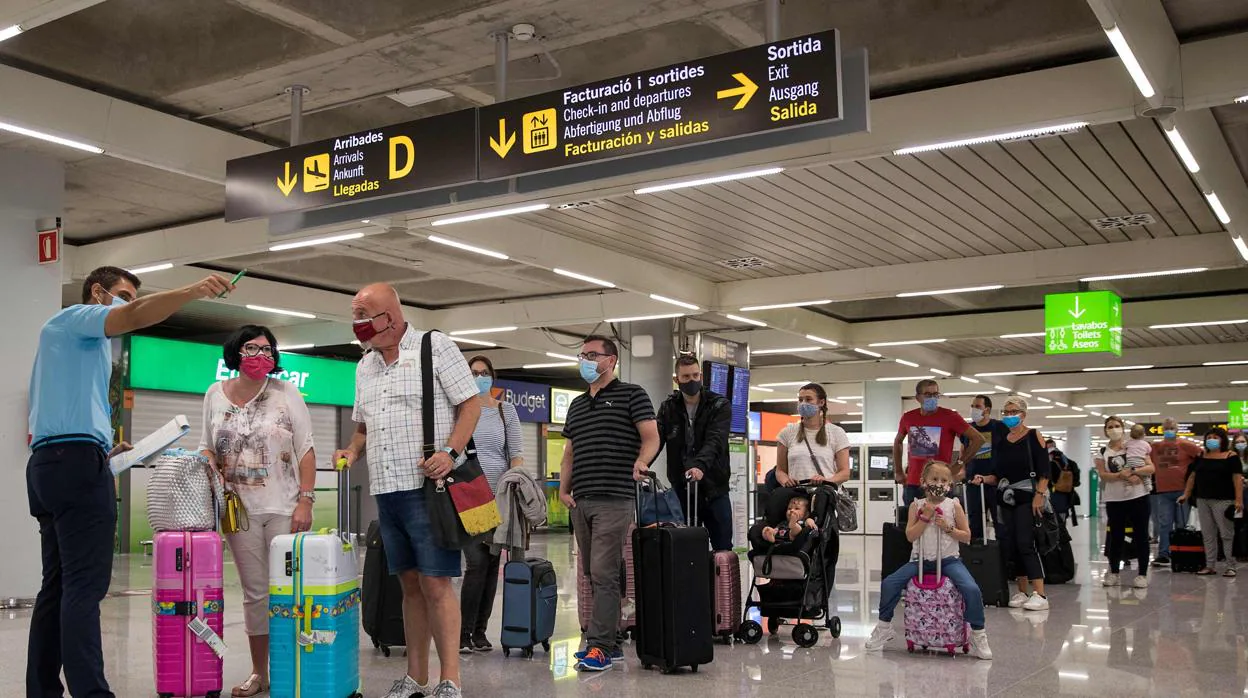 Primeros turistas alemanes llegando al Aeropuerto palmesano tras la reapertura de las fronteras
