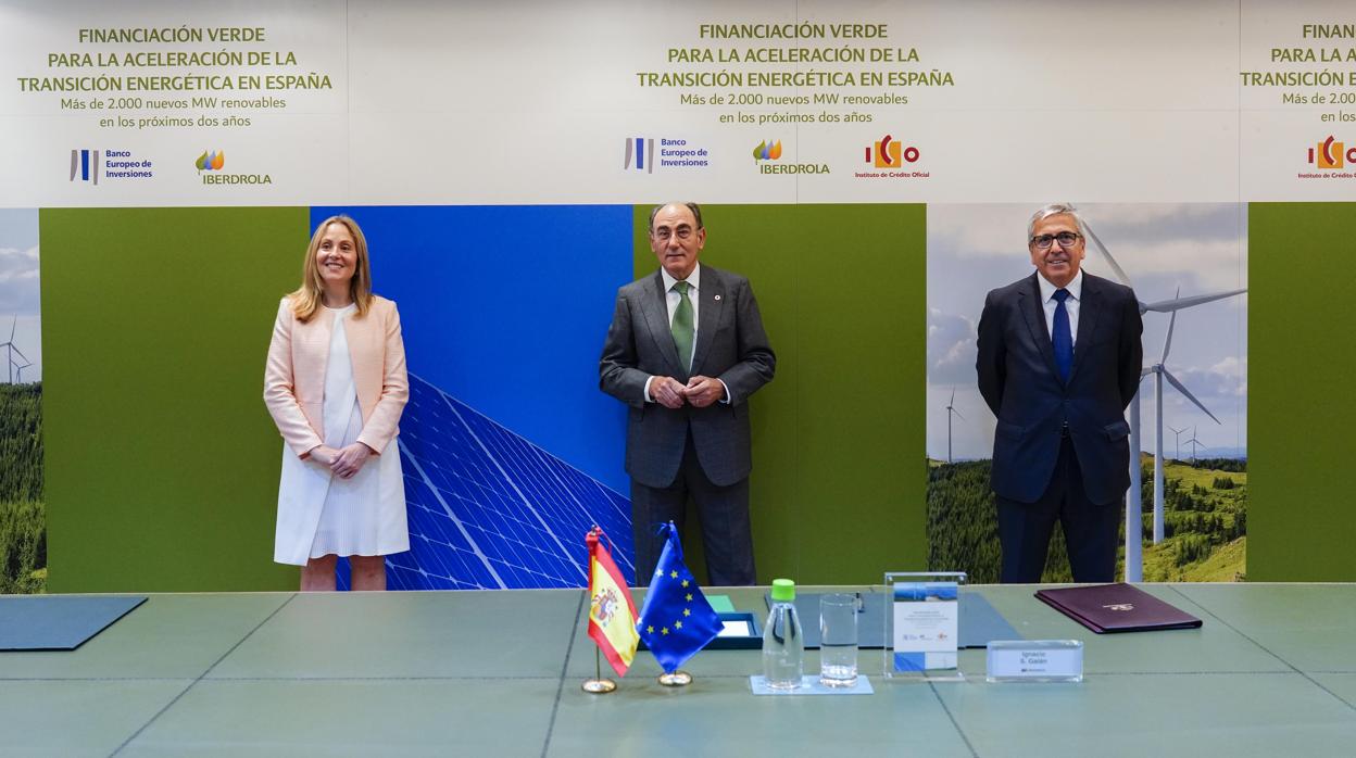 El presidente de Iberdrola, Ignacio GAlán (centro imagen) junto a la vicepresidente del BEI Emma Navarro (izda) y el presidente del ICO, presidente del ICO, José Carlos García de Quevedo(dcha)