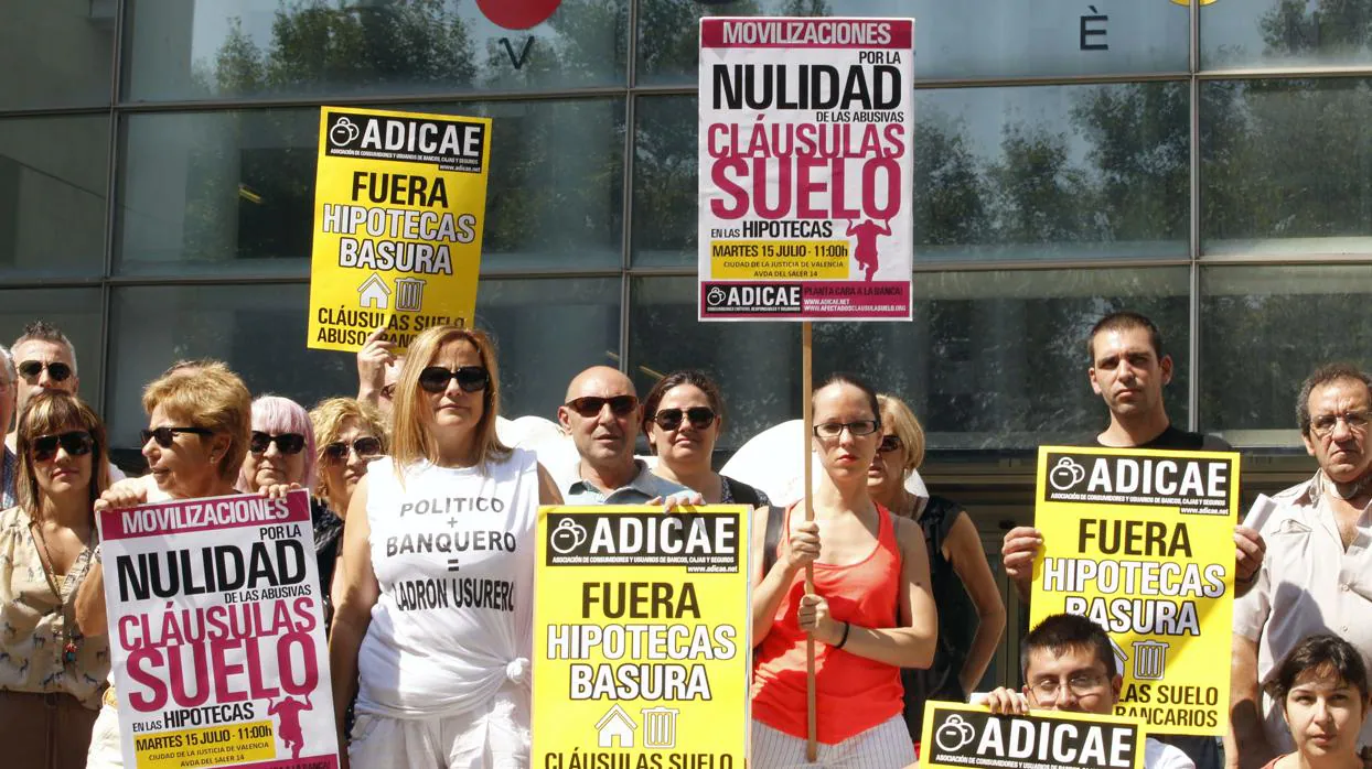 Protesta de miembros de ADICAE, plataforma de afectados por la clausula suelo en las hipotecas