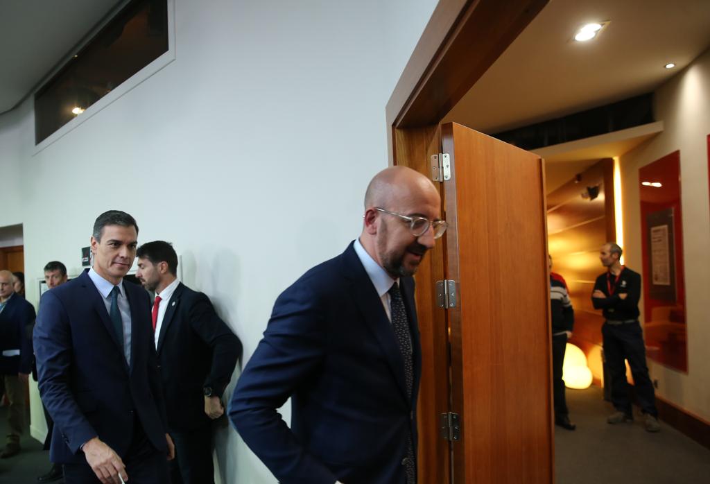El presidente del Gobierno, Pedro Sánchez (izda) junto al presidente del Consejo Europeo, es belga Charles Michel