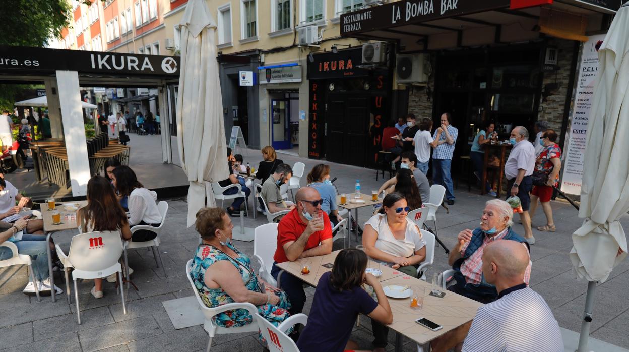 Un bar de Madrid con la terraza llena tras el levantamiento del confinamiento