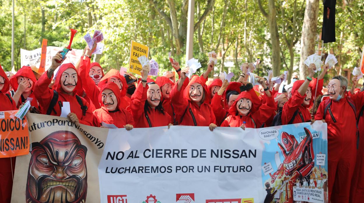 La manifestación se produce horas después de que Nissan insistiera en la necesidad del cierre y el despido de 2.525 personas