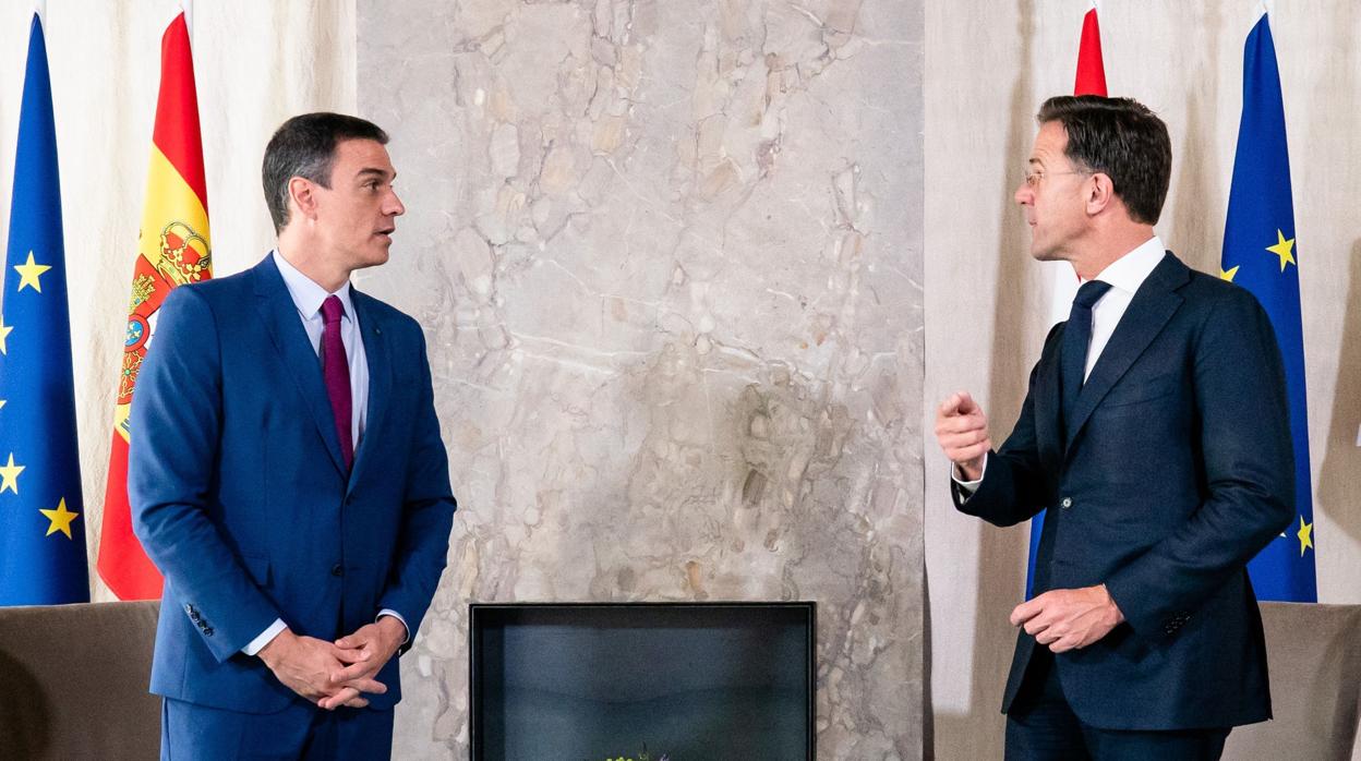 El primer ministro holandés, Mark Rutte (dcha) junto a su homólogo español, Pedro Sánchez (izda)