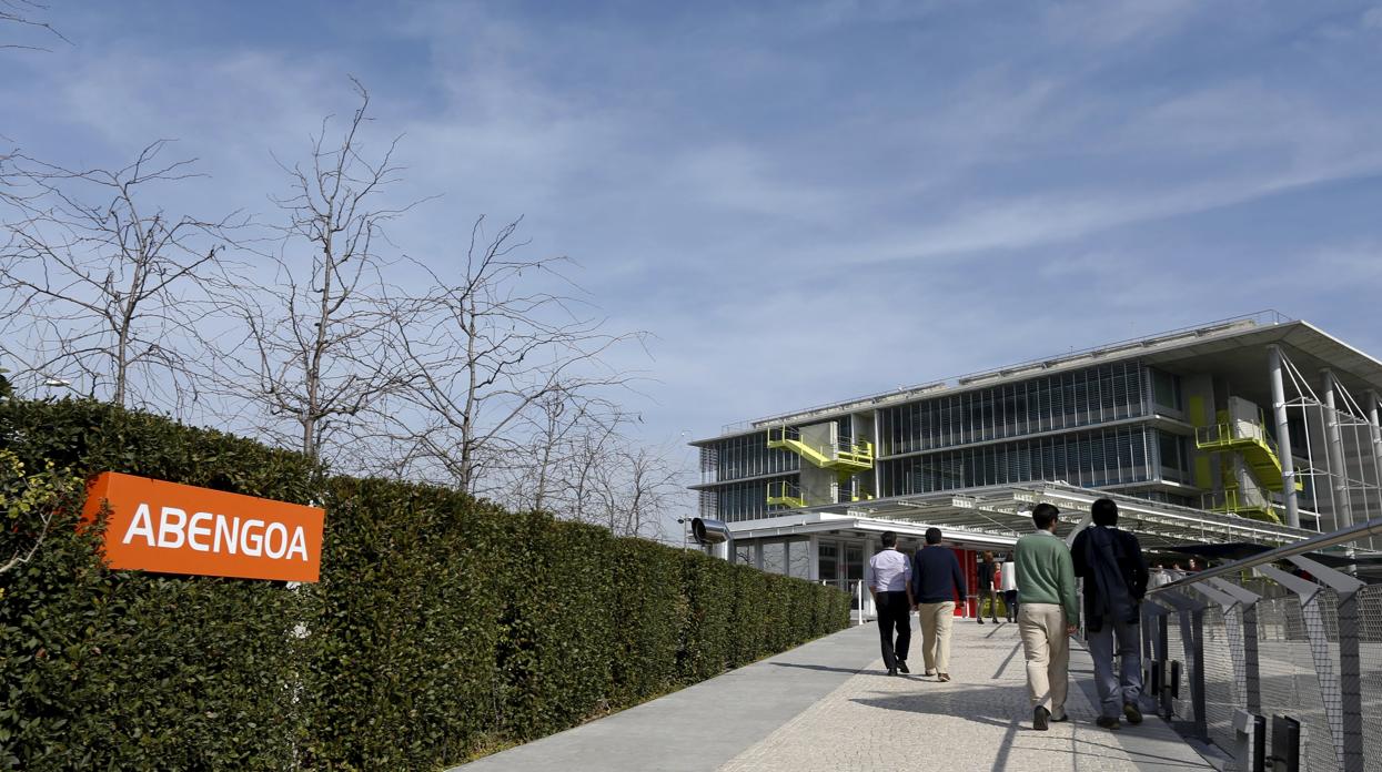 Trabajadores acceden a la sede sevillana de Abengoa en Palmas Altas