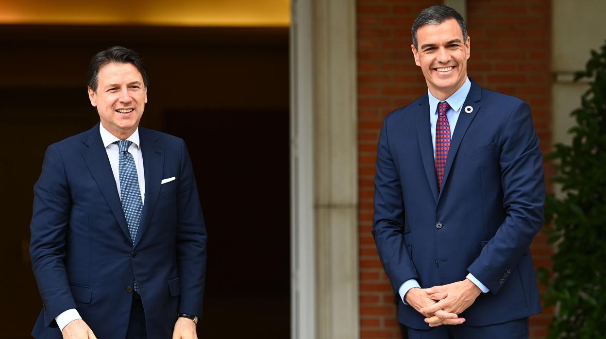 El primer ministro italiano, Giuseppe Conte, (i) junto al presidente del Gobierno, Pedro Sánchez (d)