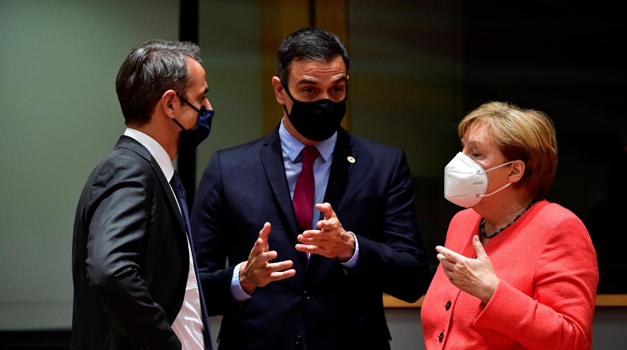 De izda a dcha: el primer ministro griego, Kyriakos Mitsotakis, su homólgo español Pedro Sánchez y la canciller alemana, Angela Merkel