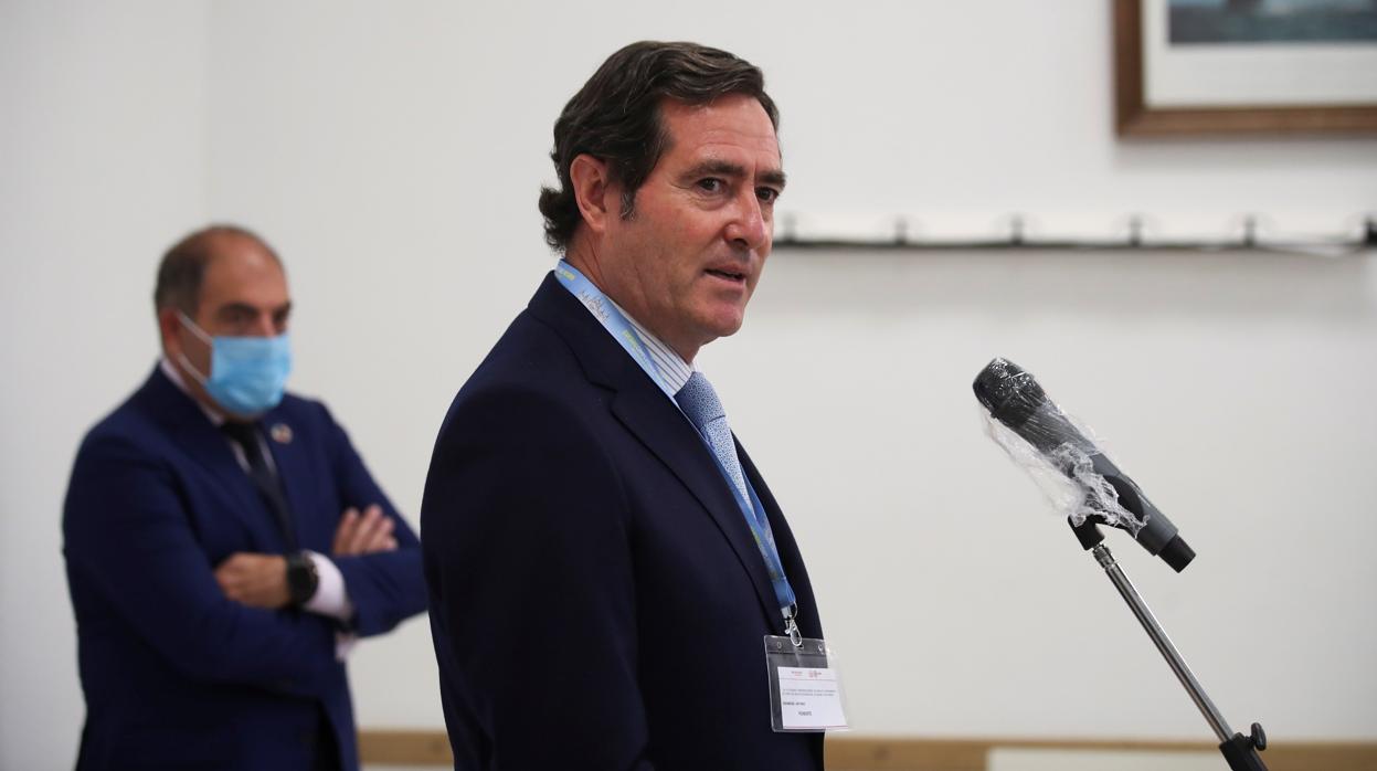 El presidente de la CEOE, Antonio Garamendi realiza declaraciones junto al presidente de ATA, Lorenzo Amor