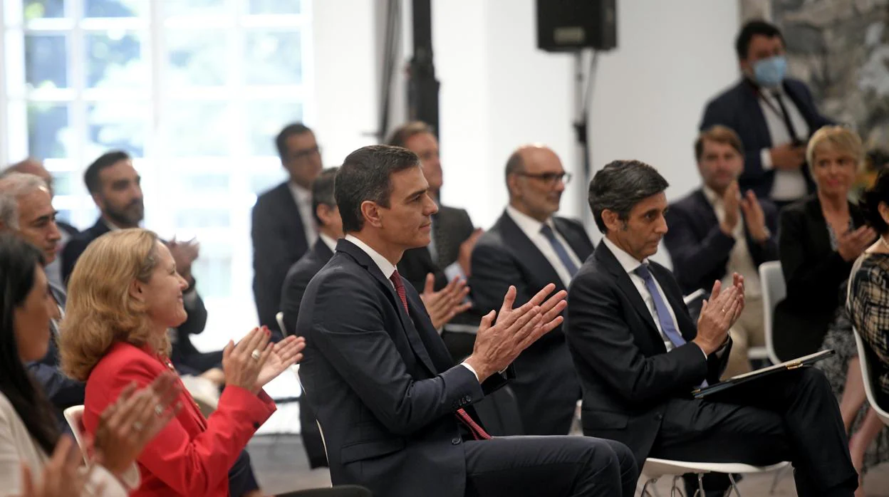 De izda a dcha: la vicepresidenta económica Nadia Calviño, el presidente del Gobierno Pedro Sánchez y el de Telefónica, José María Álvarez-Pallete