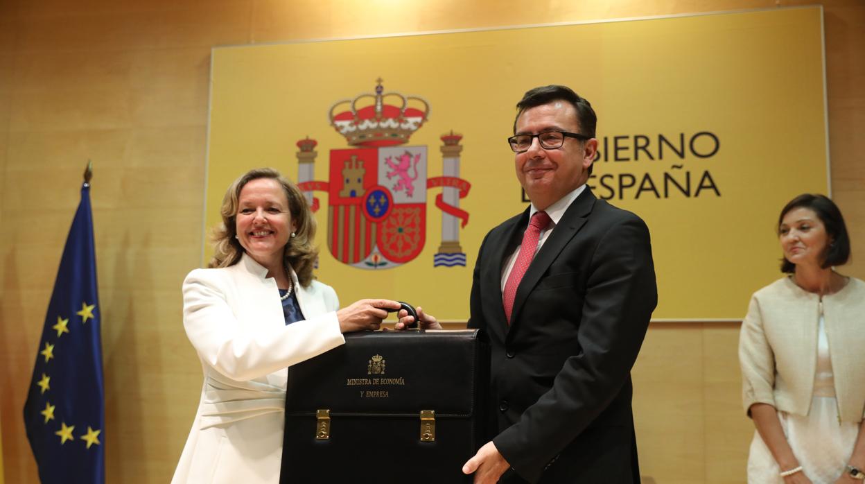 Los autores del falso mail usan el nombre del Román Escolano, exministro de Economía, Industria y Competitividad (dcha) junto a su sucesora y actual ministra de Asuntos Económicos Nadia Calviño (izda)