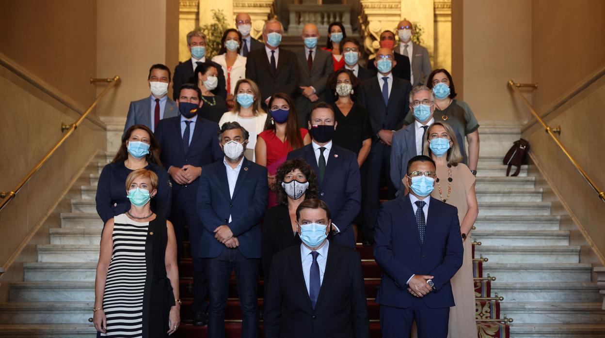 Foto de familia del ministro de Agricultura, Luis Planas (centro de la imagen) con los consejeros autonómicos en el Consejo Sectorial de Agricultura